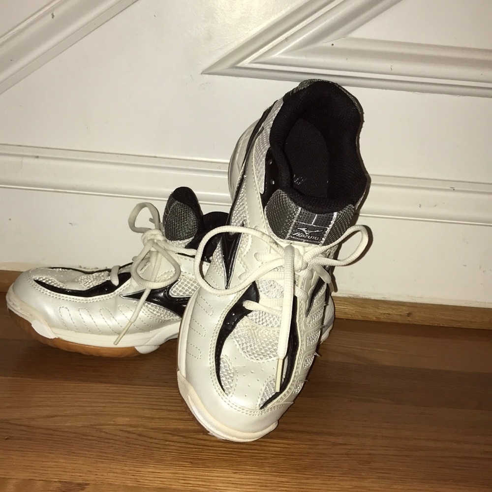 Women’s Mizuno volleyball shoes!! Size:8.5